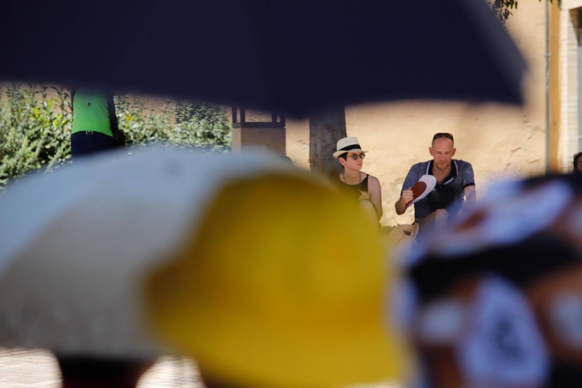 Los turistas bajo el calor de Córdoba, en imágenes