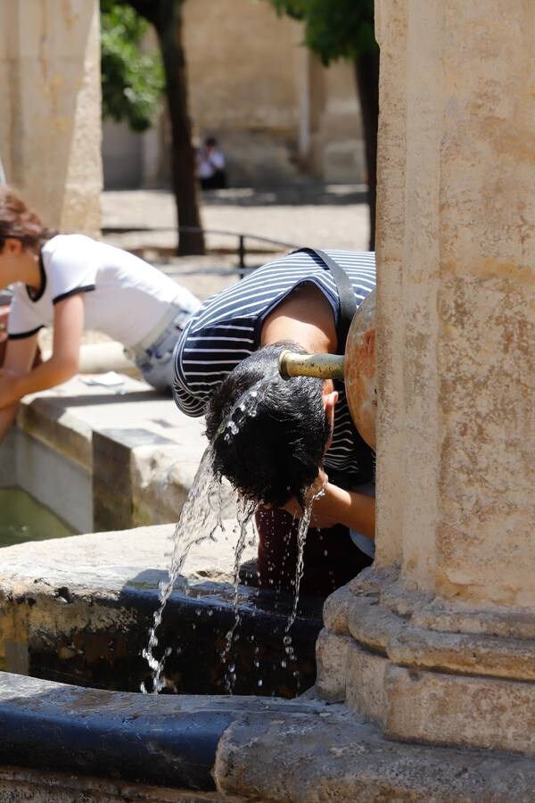 Los turistas bajo el calor de Córdoba, en imágenes