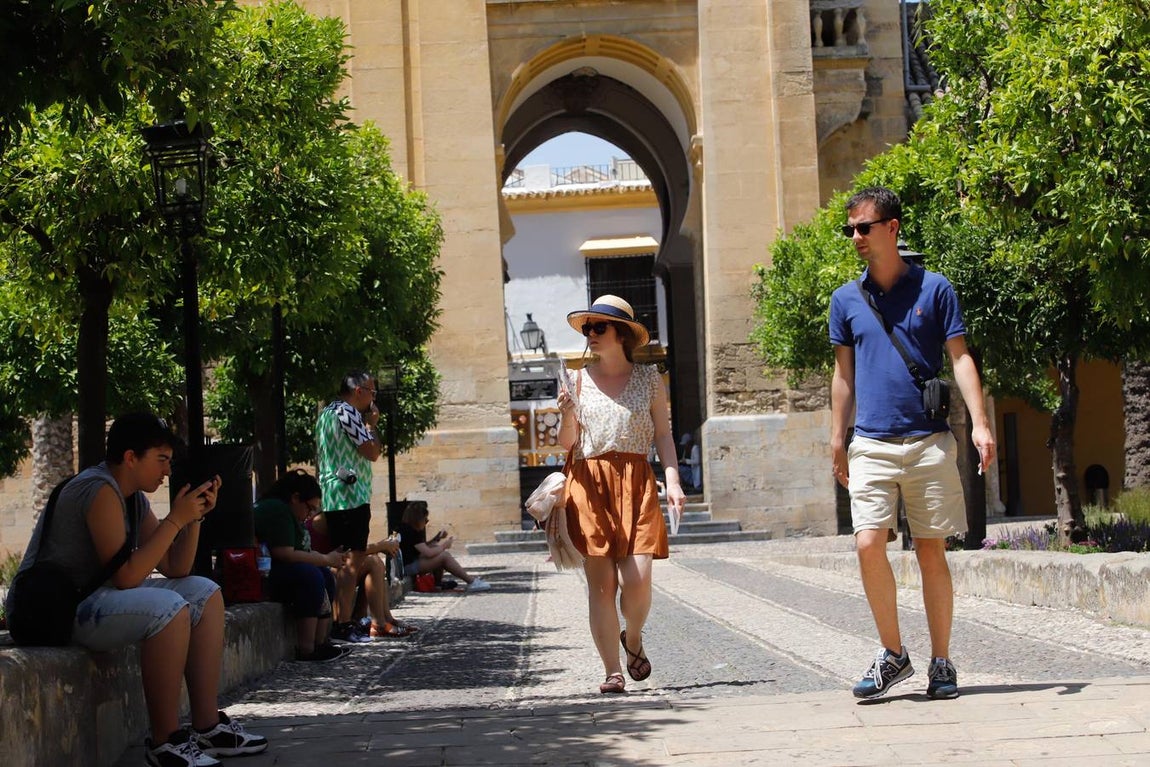 Los turistas bajo el calor de Córdoba, en imágenes