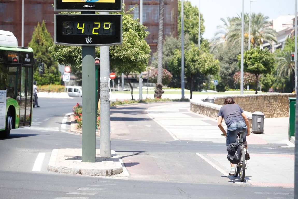 Los turistas bajo el calor de Córdoba, en imágenes