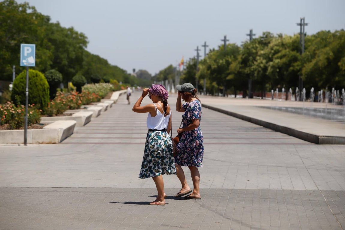 Los turistas bajo el calor de Córdoba, en imágenes