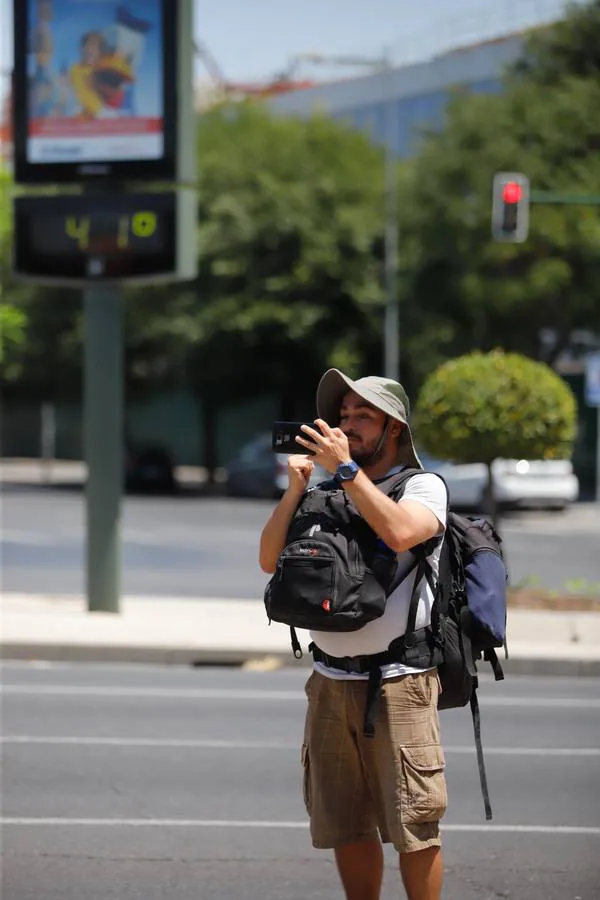 Los turistas bajo el calor de Córdoba, en imágenes