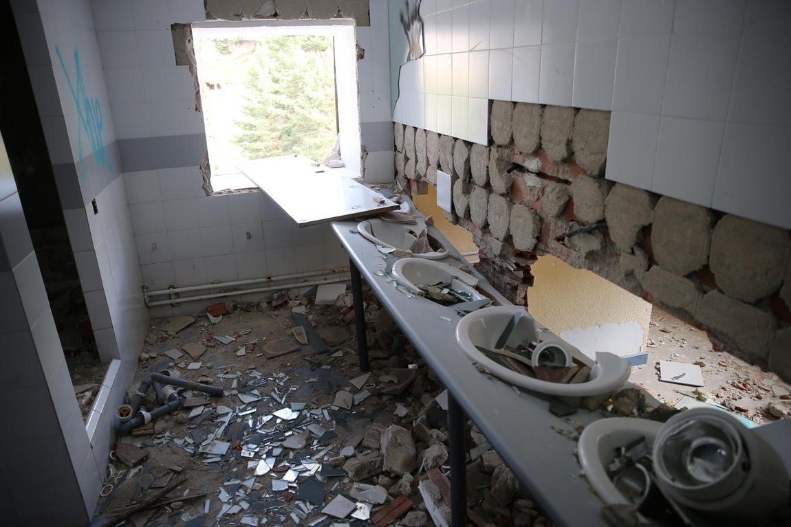 9. Estado interior de uno de los edificios abandonados en el Puerto de Navacerrada