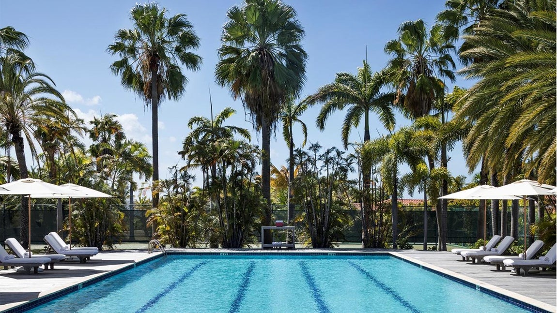 En una isla privada. Tal es la privacidad del hotel que pertenece a una isla de la isla, siendo todo el terreno del resort y menos de dos kilómetros de largo. ¡Te la puedes recorrer varias veces en un día incluso!