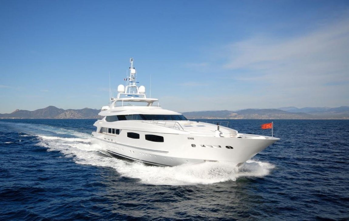 Blanca. Se fabricó en el año 2008 en el astillero italiano Baglietto y su primer nombre fue "Gitana". Alcanza una velocidad crucero de 17 nudos y aporta mucha calidad de vida a bordo gracias a sus terrazas, especialmente a la de popa, que aloja una piscina-jacuzzi