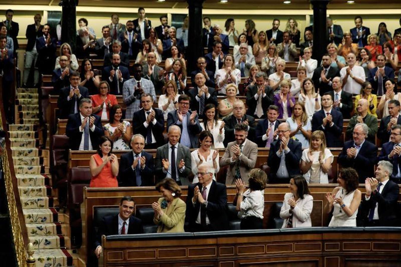 Los socialistas apoyan a Sánchez tras su discurso. 