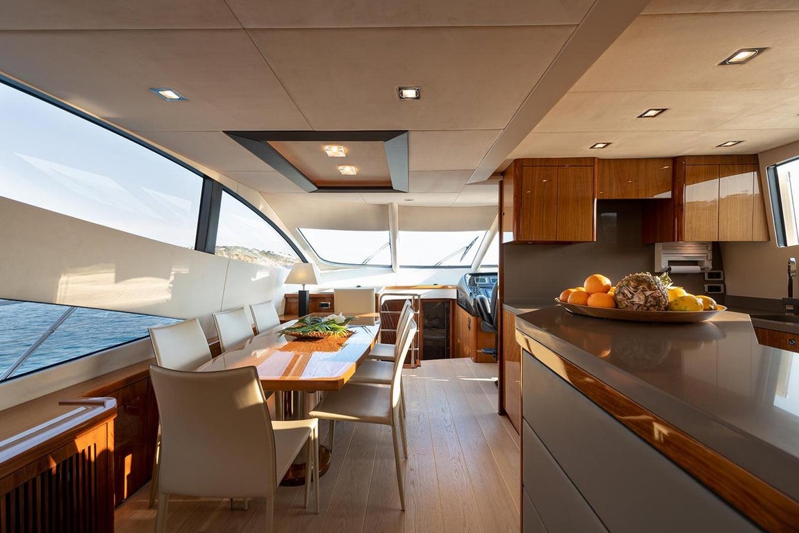 Cala di luna. Su precio en temporada alta es de 40.000 euros por semana. En invierno también puede arrendarse a un coste inferior, pero atraca en Barcelona, donde confluyen mayor cantidad de turistas en esa época del año