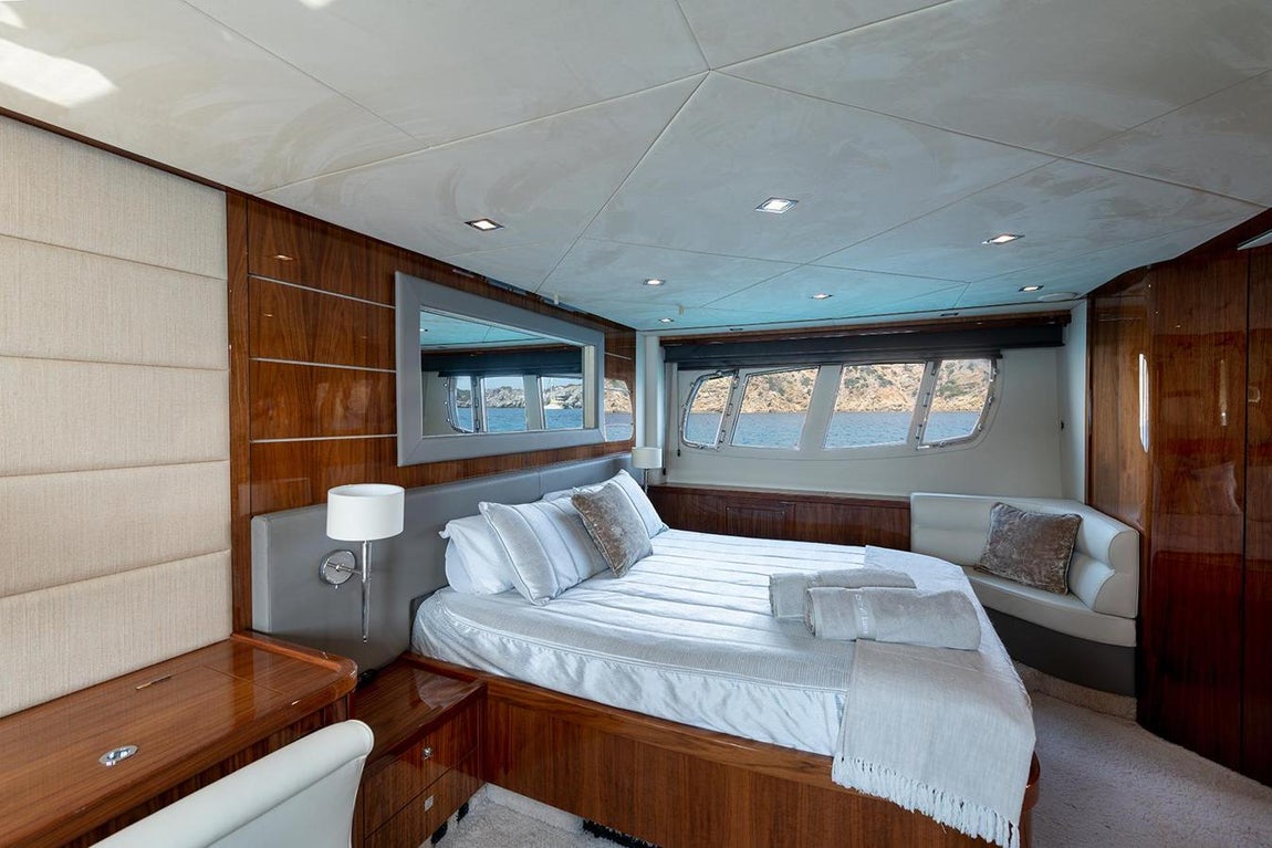 Cala di luna. La suite principal y la cabina VIP son los dormitorios premium de la embarcación, están amueblados con piezas de lujo y dotados de texiles de alta calidad a disposición de los huéspedes. Tienen grandes ventanales para disfrutar de las vistas del océano