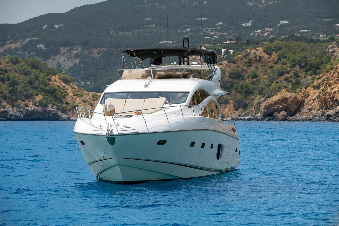 Cala di luna. El buque tiene capacidad para acoger a 12 pasajeros durante el día pero sólo acomoda a 8 durante la noche en sus cuatro camarotes - dos dobles y dos twin-