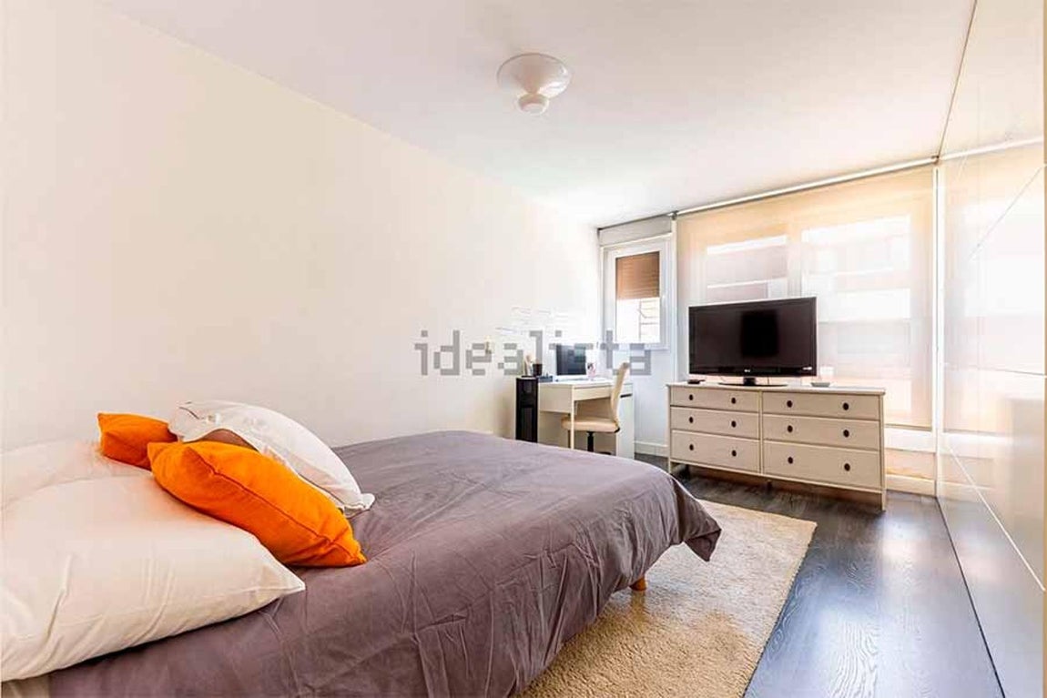 La vivienda, situada en una de las mejores urbanizaciones de Aravaca, consta de dos plantas y tiene una amplia terraza, solarium y hasta un jacuzzi. 