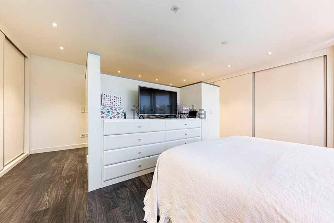 La vivienda, situada en una de las mejores urbanizaciones de Aravaca, consta de dos plantas y tiene una amplia terraza, solarium y hasta un jacuzzi. 