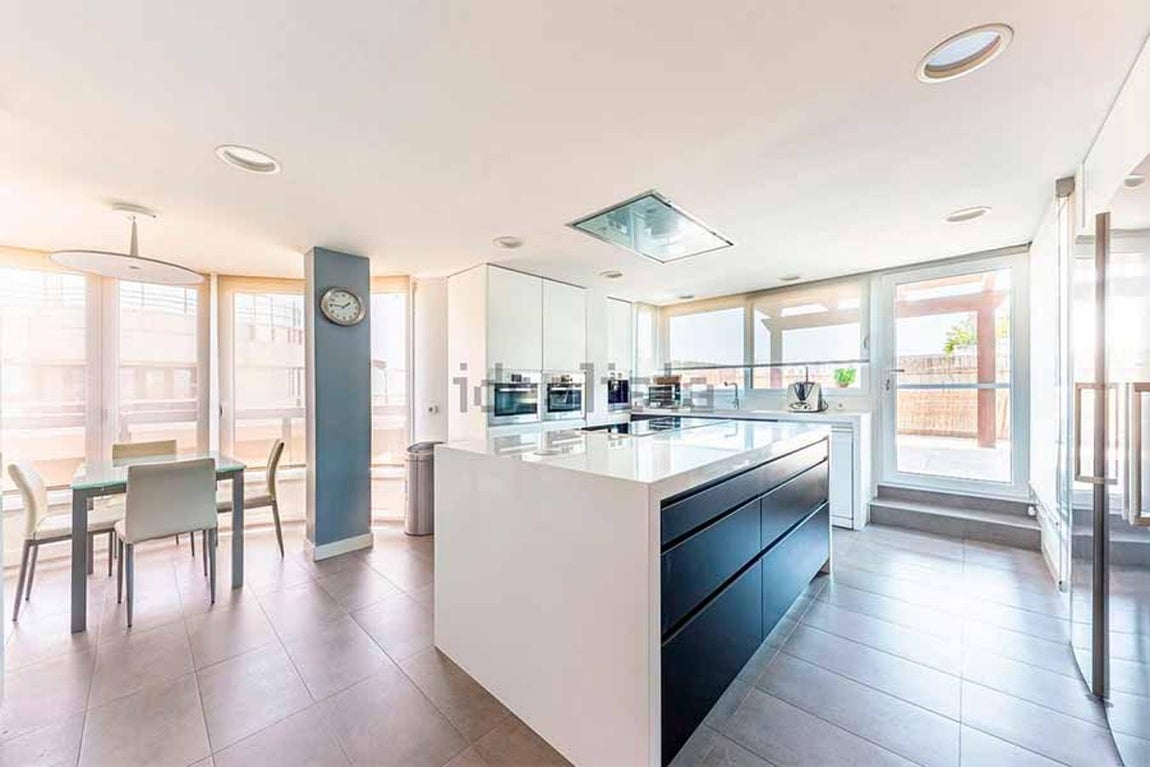 La vivienda, situada en una de las mejores urbanizaciones de Aravaca, consta de dos plantas y tiene una amplia terraza, solarium y hasta un jacuzzi. 