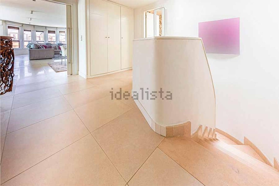 La vivienda, situada en una de las mejores urbanizaciones de Aravaca, consta de dos plantas y tiene una amplia terraza, solarium y hasta un jacuzzi. 