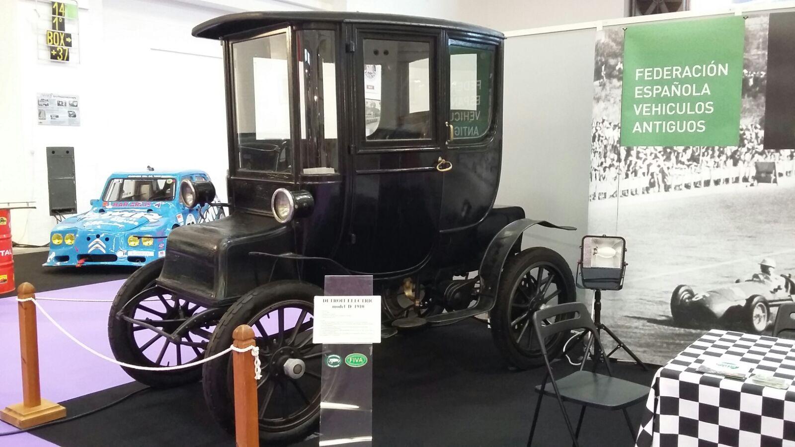 Detroit Eléctrics, 1914-1918. La época dorada de la compañía norteamericana fue I Guerra Mundial por el aumento del precio de la gasolina y el miedo a posibles restricciones. Su autonomía -que varió con los años- estaba en torno a los 130 kilómetros y suvelocidad máxima era de 32 km/h. Era un modelo muy apto para transporte urbano