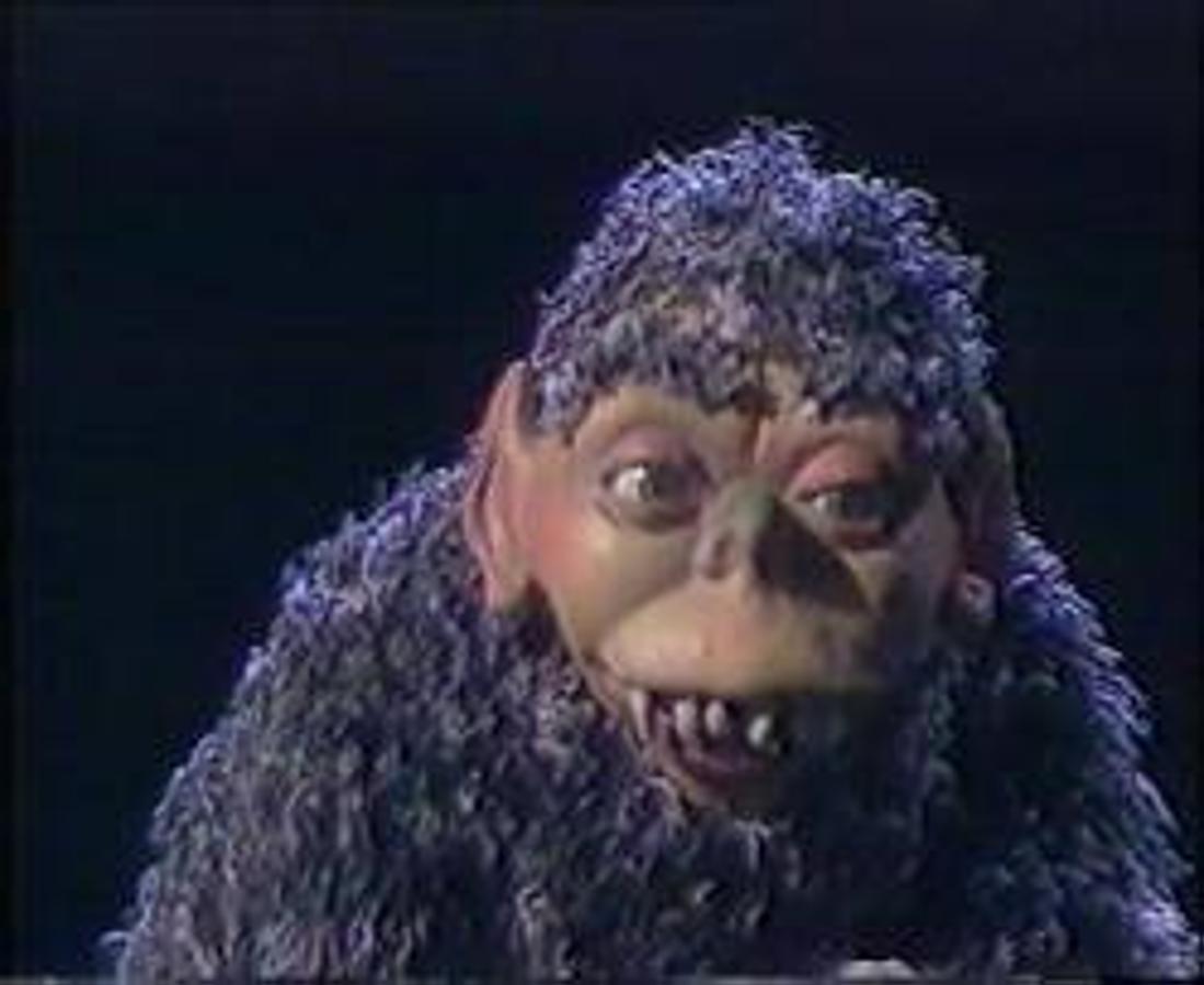 Amperio Felón. Este muñeco forma parte del elenco de marionetas del programa La bola de cristal. Una siniestra marioneta en forma de un avaro empresario que contribuía a la contaminación. Su frase célebre era ¡Viva el mal...Viva el Capital!.