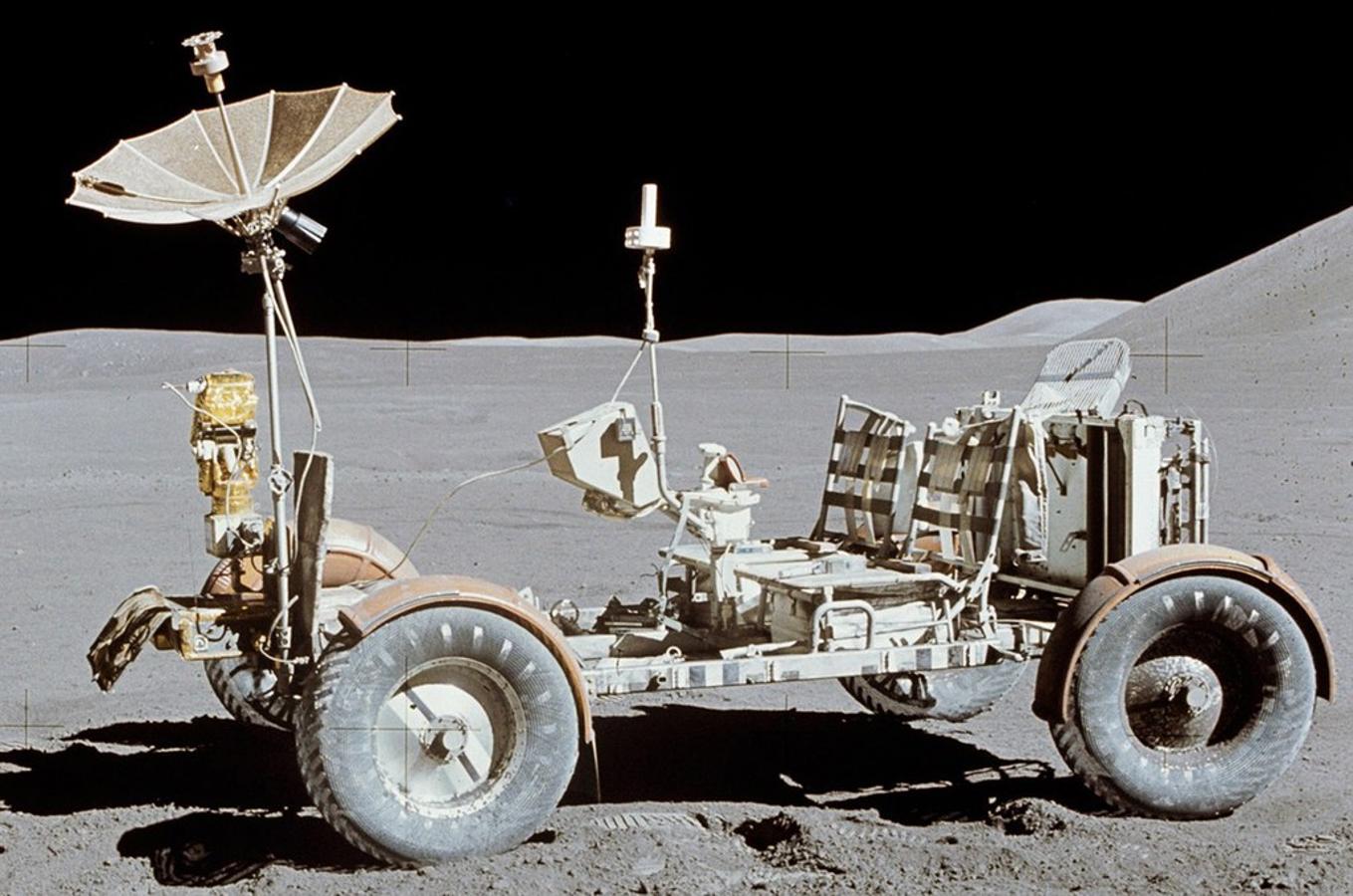 LRV001, 1971. El primer coche en circular fuera de la tierra fue el LRV001 (Lunar Roving Vehicle). Lo hizo, como su nombre indica, en la luna a la que llegó a bordo de la nave Apolo 15 el 31 de julio. Sus conductores fueron los astronautas David Scott y Jim Irvin. Se quedó aparcado en la luna