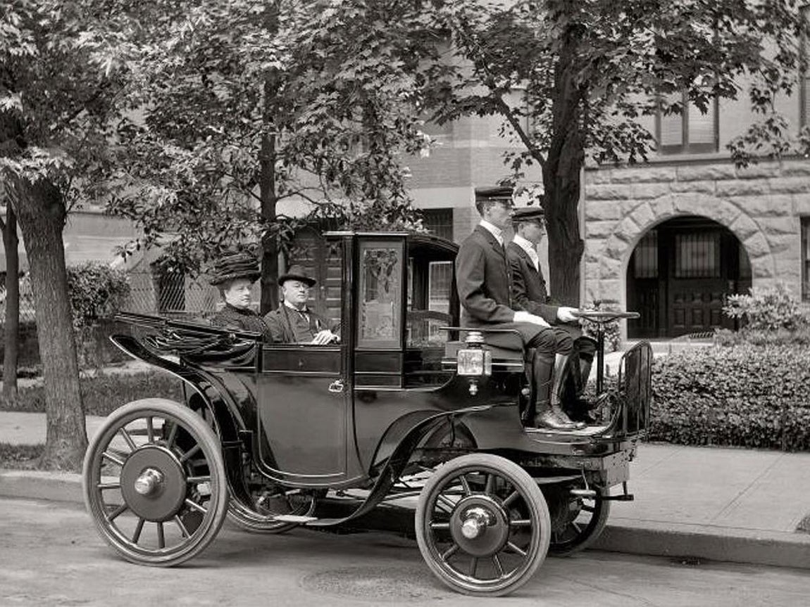 Compañía de Vehículos Eléctricos Kriéger, 1891. La compañía comenzó a producir carruajes eléctricos de lujo en París. Sus modelos más representativos fueron el Brougham, el Landaulette y el Electrolette. Estos automóviles fueron los primeros en la historia en usar la frenada regenerativa. En 1901 se fabricaron 43 automóviles eléctricos Krieger y en 1902 alrededor de 65 unidades. Dejó de producir automóviles en 1909. La imagen muestra el modelo Landaulette