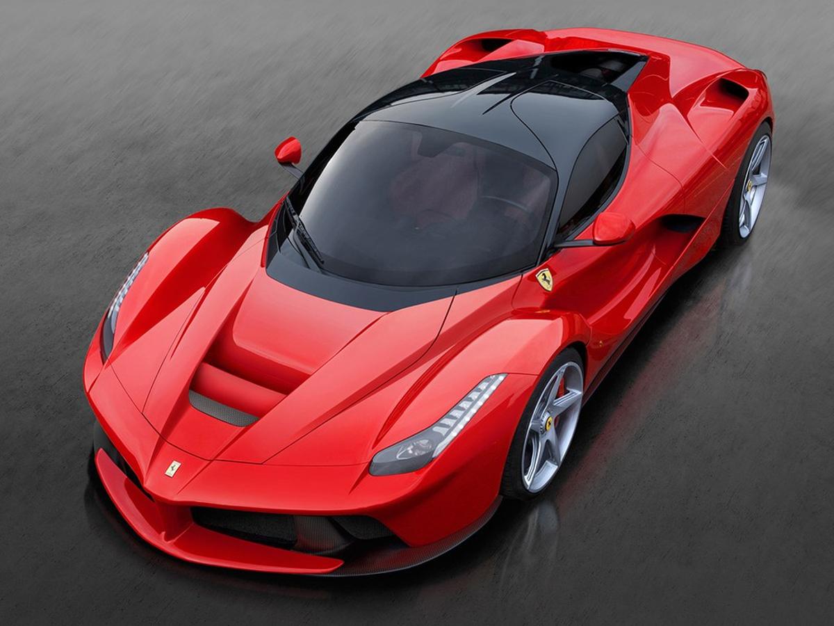 Ferrari, 2019. El Ferrari S9 Stradale es el primer modelo híbrido de la marca del "cavallino rampante". Su trascendencia en la historia es que es la demostración de que los fabricantes de coches de lujo clásicos se interesan por el mercado eléctico y, pese a sus reticencias iniciales incorporan modelos de este tipo en sus catálogos