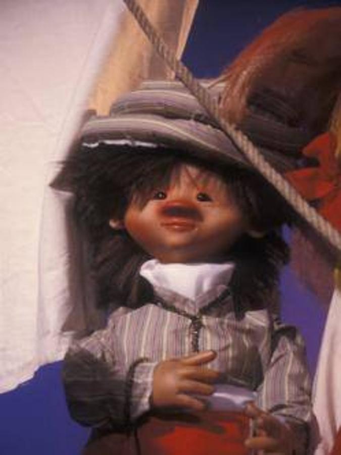 Maese Sonoro. Era la marioneta que todo lo escuchaba en «La bola de cristal», su especialidad no solo estaba en el oído, sino que también podía hacer todo tipo de ruidos. Su muletilla era: «Meapilas».