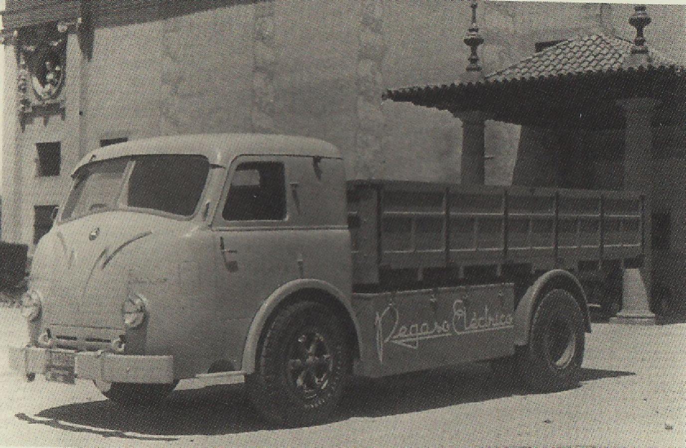 Pegaso, 1951. Durante la II Guerra Mundial hubo un enorme desarrollo en la investigación de los eléctricos y los híbridos, pero con fines bélicos (no olvidemos que los submarinos son vehículos híbridos). En España durante el régimen, por motivos económicos se tendía a cambiar los motores de gasolina por motores eléctricos. Muchos vehículos del parque móvil del ministerio se "electrificaron". En la imagen, un camión eléctrico del fabricante español Pegaso