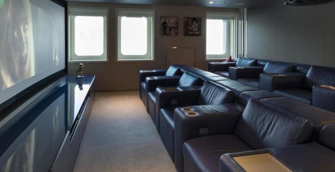 Serenity. La sala de cine a bordo del barco es sólo una muestra de la gran oferta de ocio a bordo. Las butacas son de piel, la sala está enmoquetada y cuenta con tecnologías dignas de una sala de cine