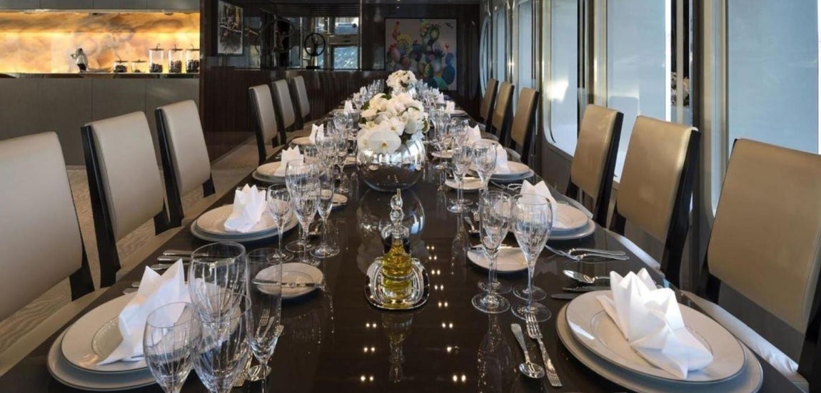 Serenity. Todos los elementos son de alta calidad. En la imagen se obserba la mesa del comedor vestida con porcelanas y gristalerías de las grandes casas