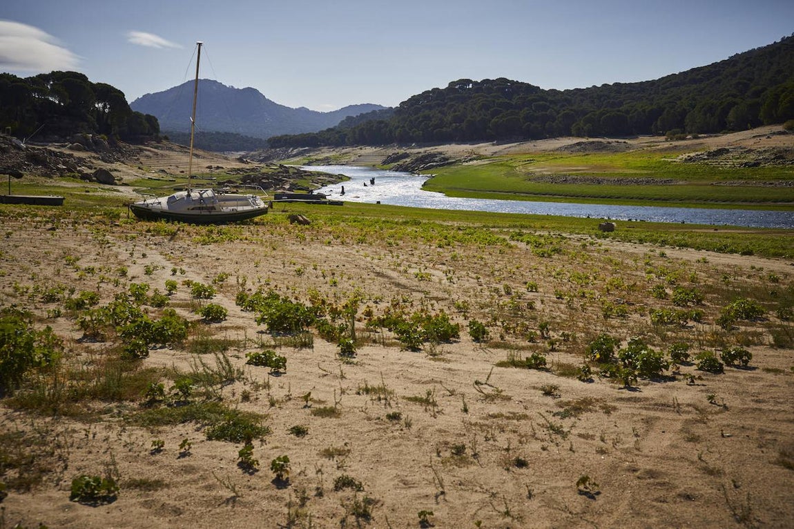 La sequía en el embalse de San Juan, en imágenes: barcos encallados y embarcaderos a ninguna parte