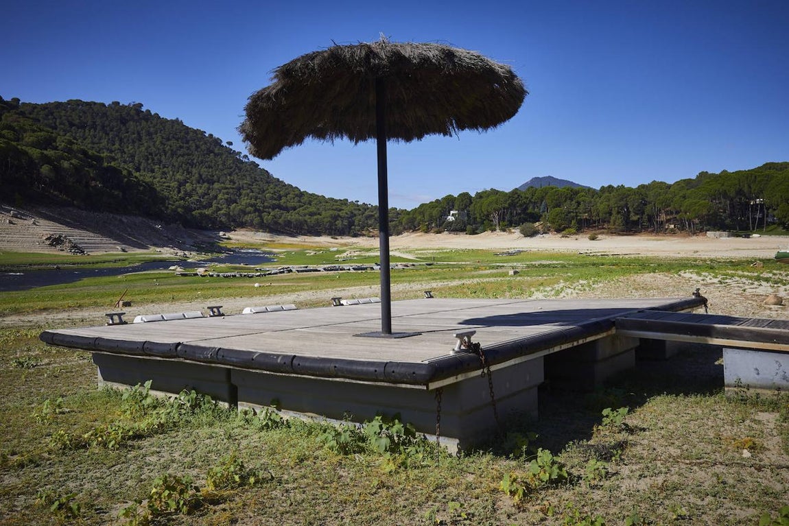 La sequía en el embalse de San Juan, en imágenes: barcos encallados y embarcaderos a ninguna parte