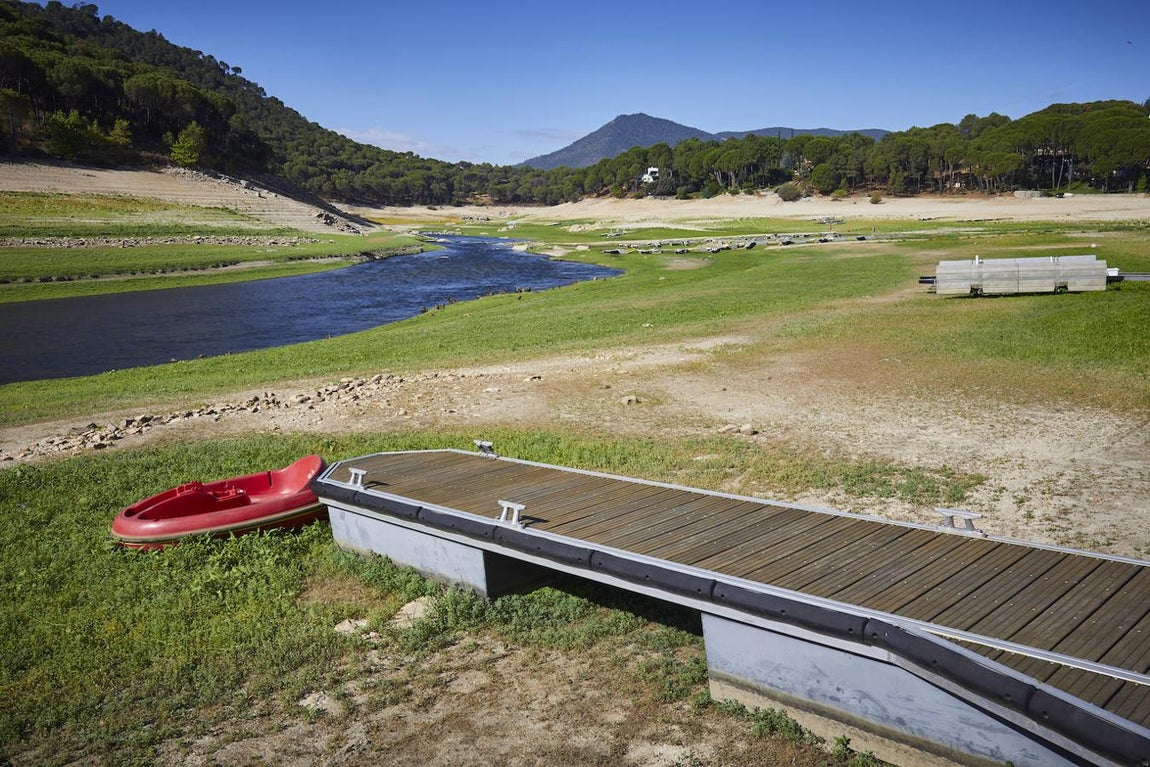 La sequía en el embalse de San Juan, en imágenes: barcos encallados y embarcaderos a ninguna parte