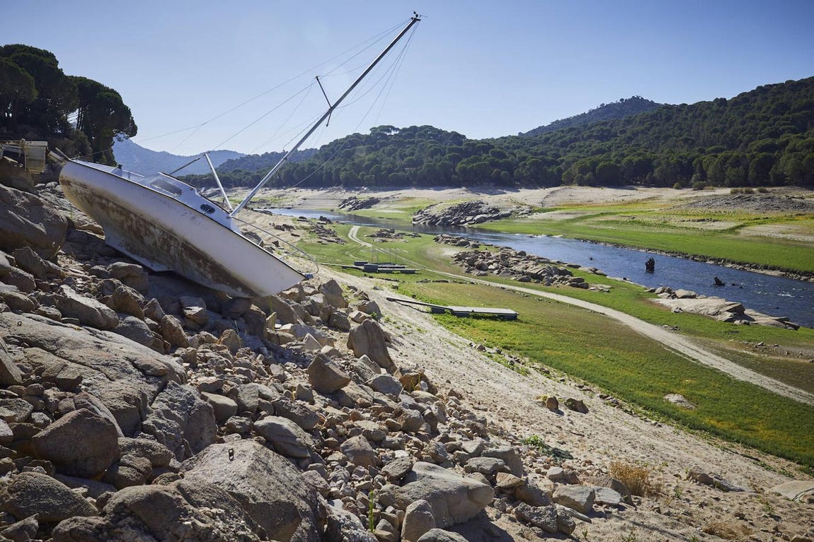 La sequía en el embalse de San Juan, en imágenes: barcos encallados y embarcaderos a ninguna parte