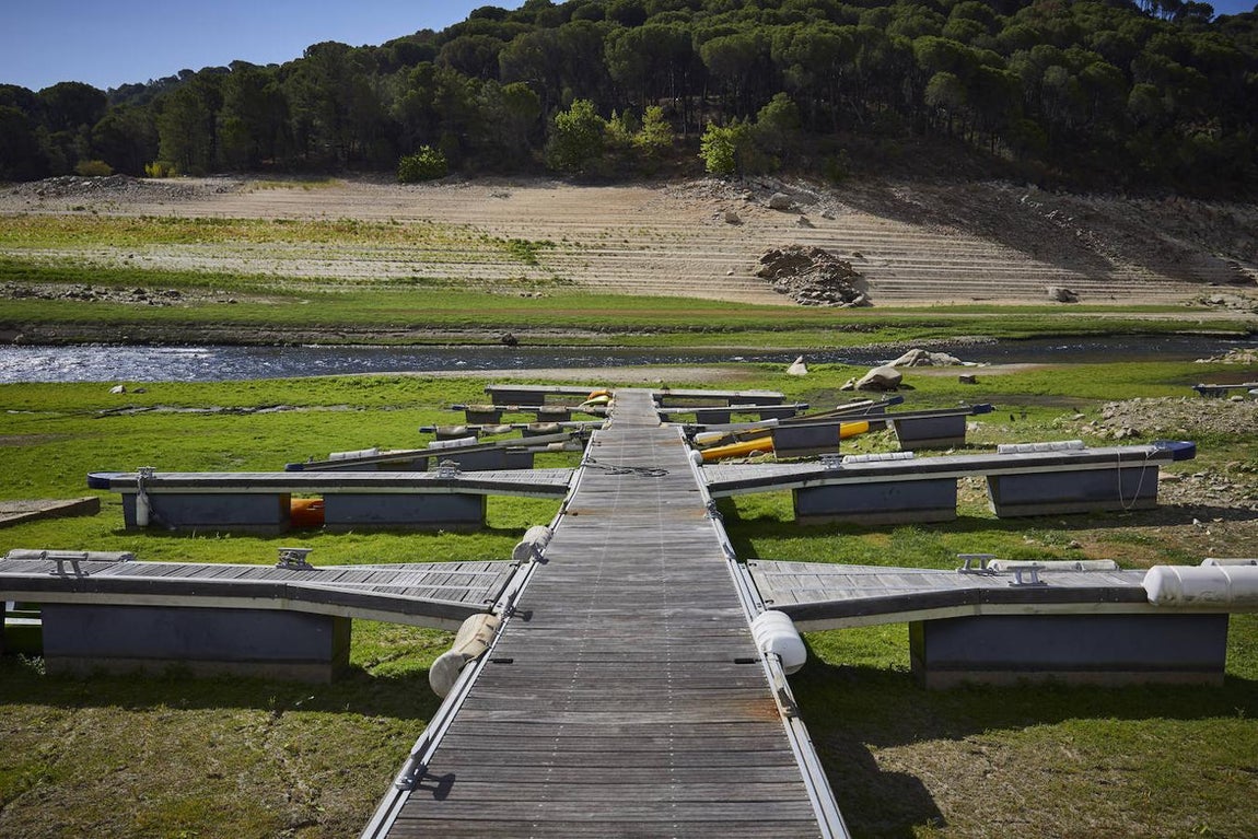 La sequía en el embalse de San Juan, en imágenes: barcos encallados y embarcaderos a ninguna parte