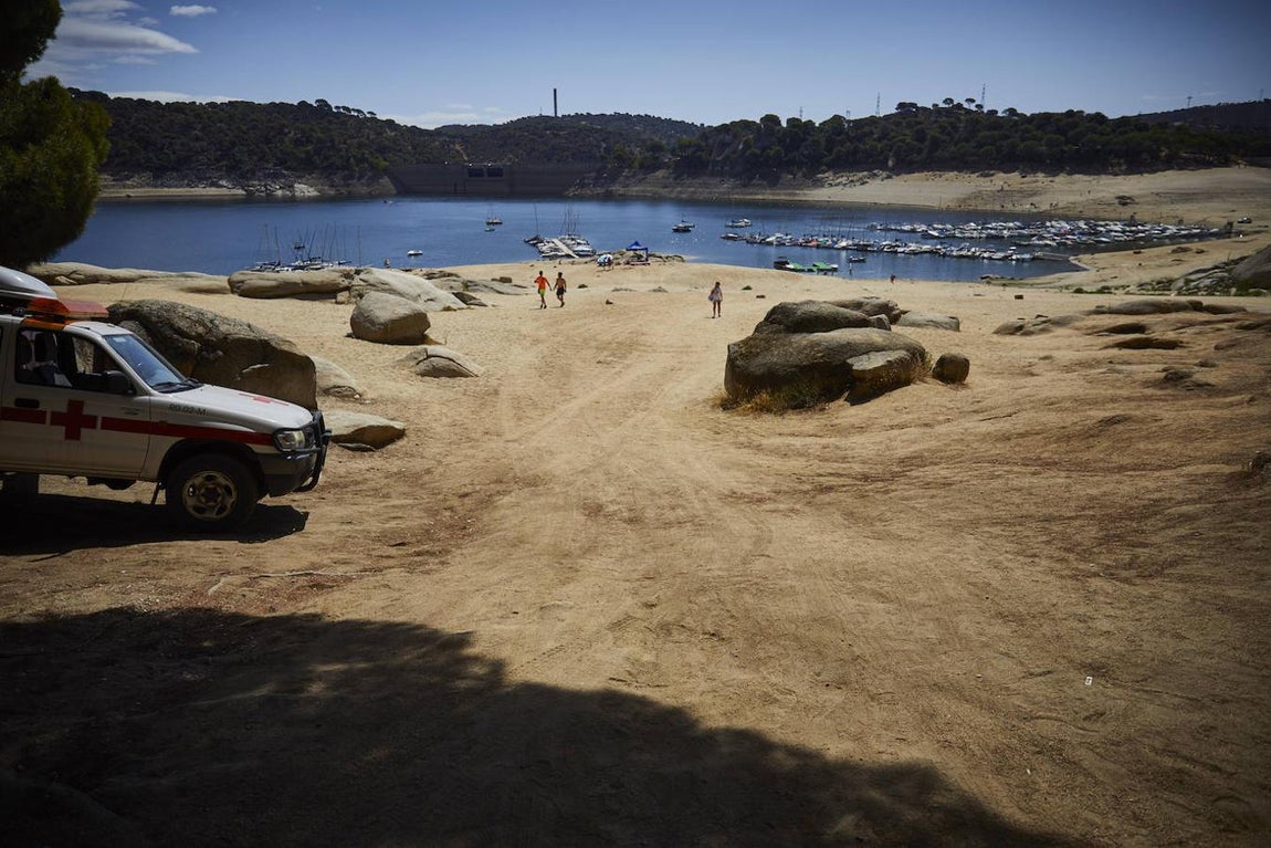 La sequía en el embalse de San Juan, en imágenes: barcos encallados y embarcaderos a ninguna parte