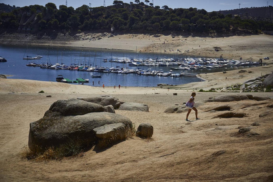 La sequía en el embalse de San Juan, en imágenes: barcos encallados y embarcaderos a ninguna parte