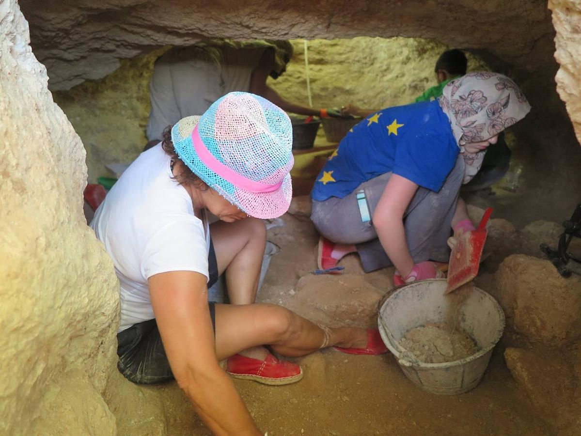 Las campañas arqueológicas en La Beleña de Cabra, en imágenes
