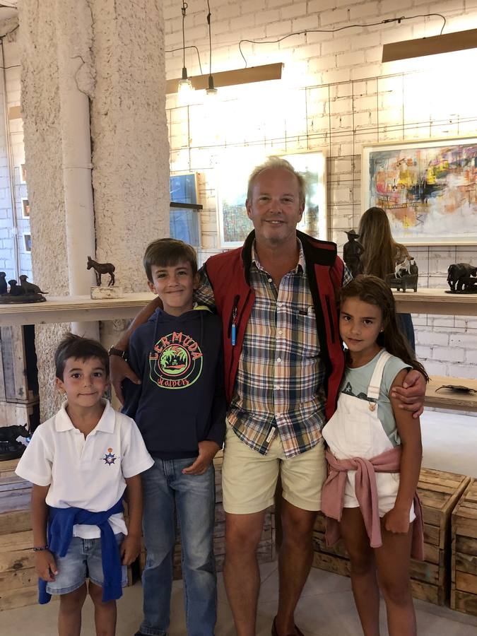 Jaime, Manu y Olivia con su padre Manuel Méndez. 