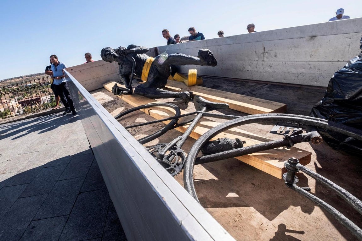 Los bomberos retiran la estatua de homenaje a Bahamontes en Toledo