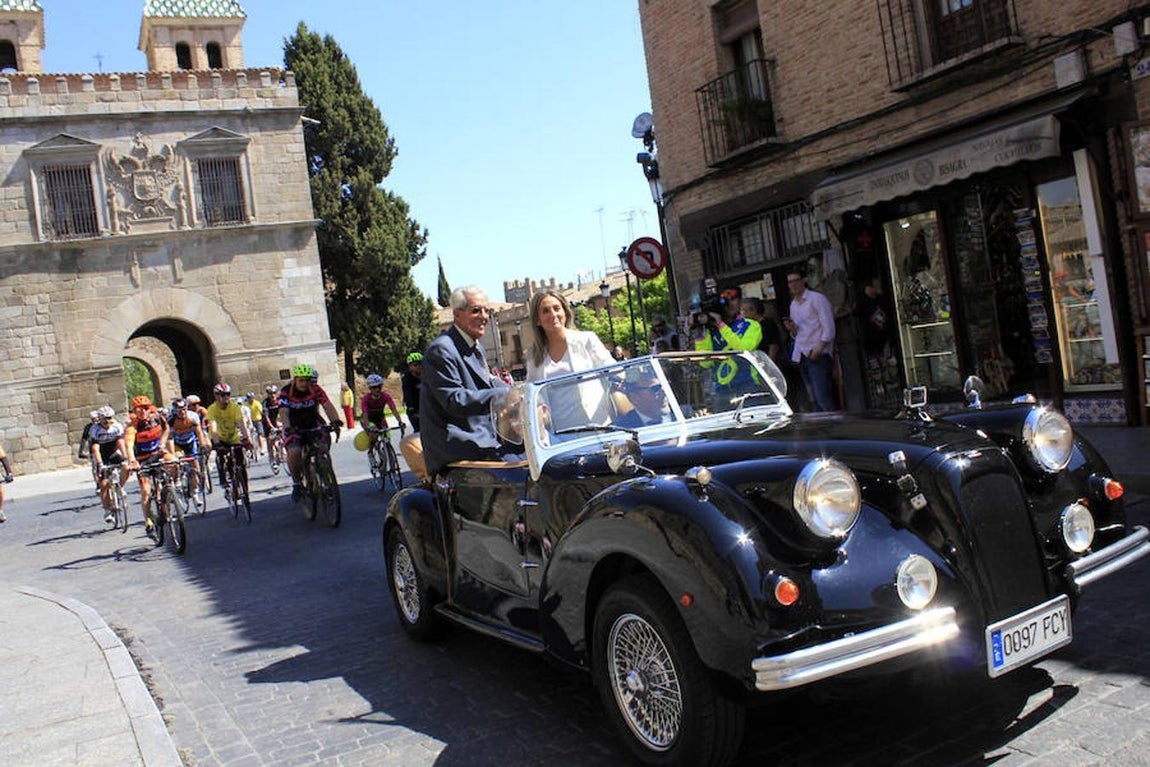 Bahamontes, con la alcaldesa el día de la inauguración en mayo de 2018. 