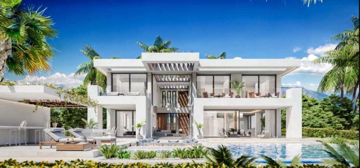 Nueva casa de Cristiano Ronaldo. Dadas las innumerables escapadas a Marbella que lleva a cabo durante todo el año, Cristiano Ronaldo por fin se ha decidido y ha comprado una mansión en la ciudad malagueña. Ya nunca más tendrá que preocuparse de alquilar un hotel cuando pase días de descanso allí porque tendrá su propia casa. De esta forma, el jugador de fútbol amplía su patrimonio y suma una vivienda más a su ya lujosa vida.