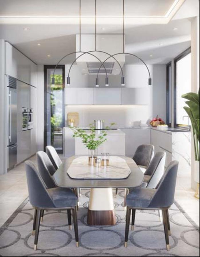 Comedor y cocina. Su nueva casa está distribuida en dos pisos exactamente iguales, con fachada blanca al igual que el resto de viviendas de la urbanización y numerosas cristaleras que aportan la mayor cantidad de luz natural a la vivienda. En la planta baja se encuentra un enorme salón, comedor y cocina, todo junto, al más puro estilo americano. La decoración es en colores grisáceos, sin tonalidades llamativas que rompan con la armonía que hay en esta casa moderna.