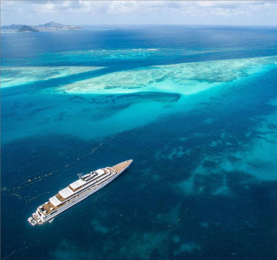 La exclusiva embarcación cuenta con más de 138 metros de eslora y ha acogido a famosos de todo el planeta.