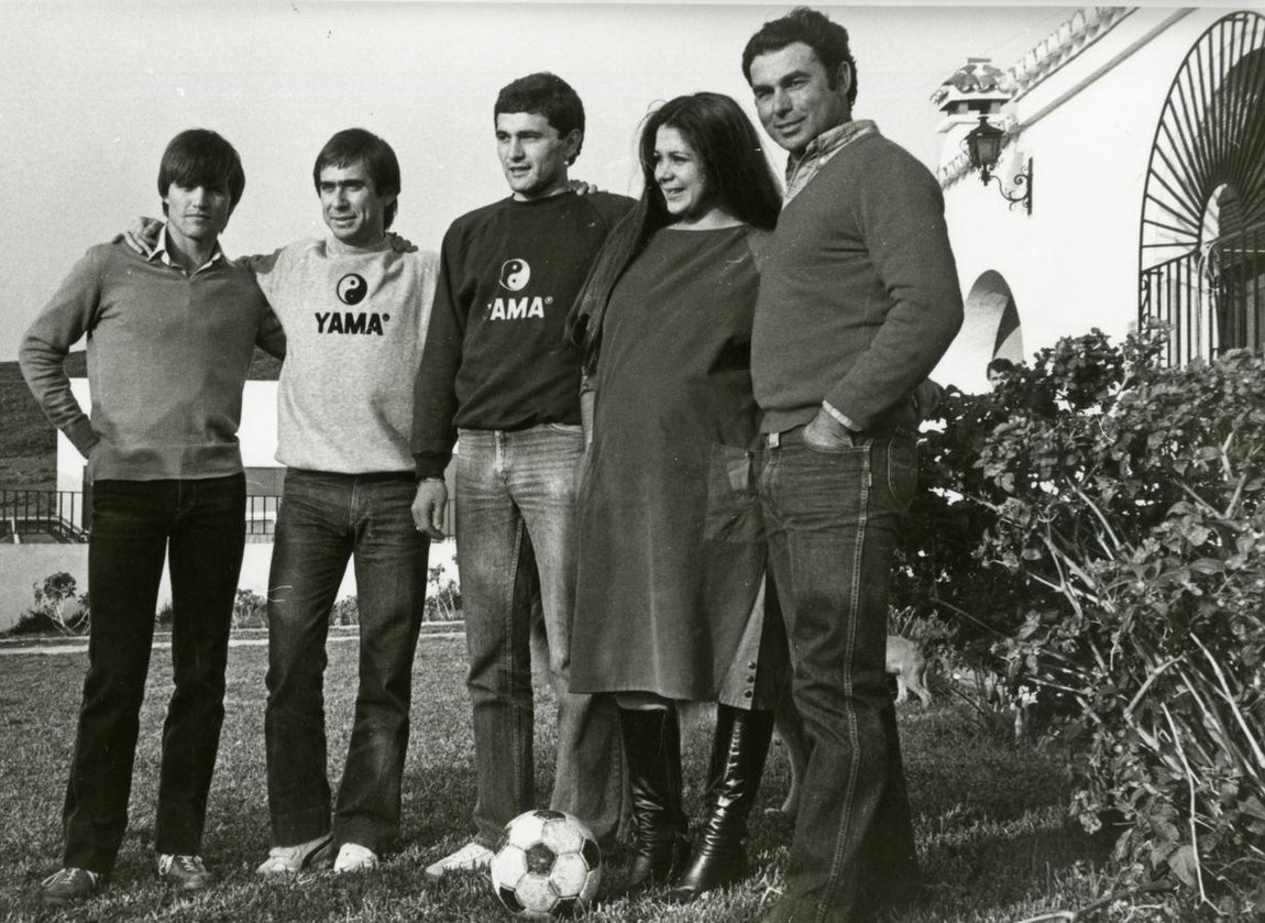 Los orígenes de la finca. La finca de Cantora era propiedad de Paquirri.  Allí vivía junto a Isabel Pantoja. Sin embargo, tras la muerte del torero en 1984 pasó a ser la residencia de la cantante y su hijo, Kiko Rivera. La artista reconoció hace muchos años que, tras el fallecimiento de su marido le costó mucho regresar a la finca: «Se me venía la casa encima». La vivienda permaneció cerrada durante 15 años, pero pasado un tiempo, Pantoja consiguió volver a retomar su vida en el hogar. «Lo que más me gusta es venirme aquí, a curar mis heridas de combate como la leona, y aquí sano y me crezco y me vuelvo a poner de pie para seguir adelante», confesaba a la revista ¡HOLA!