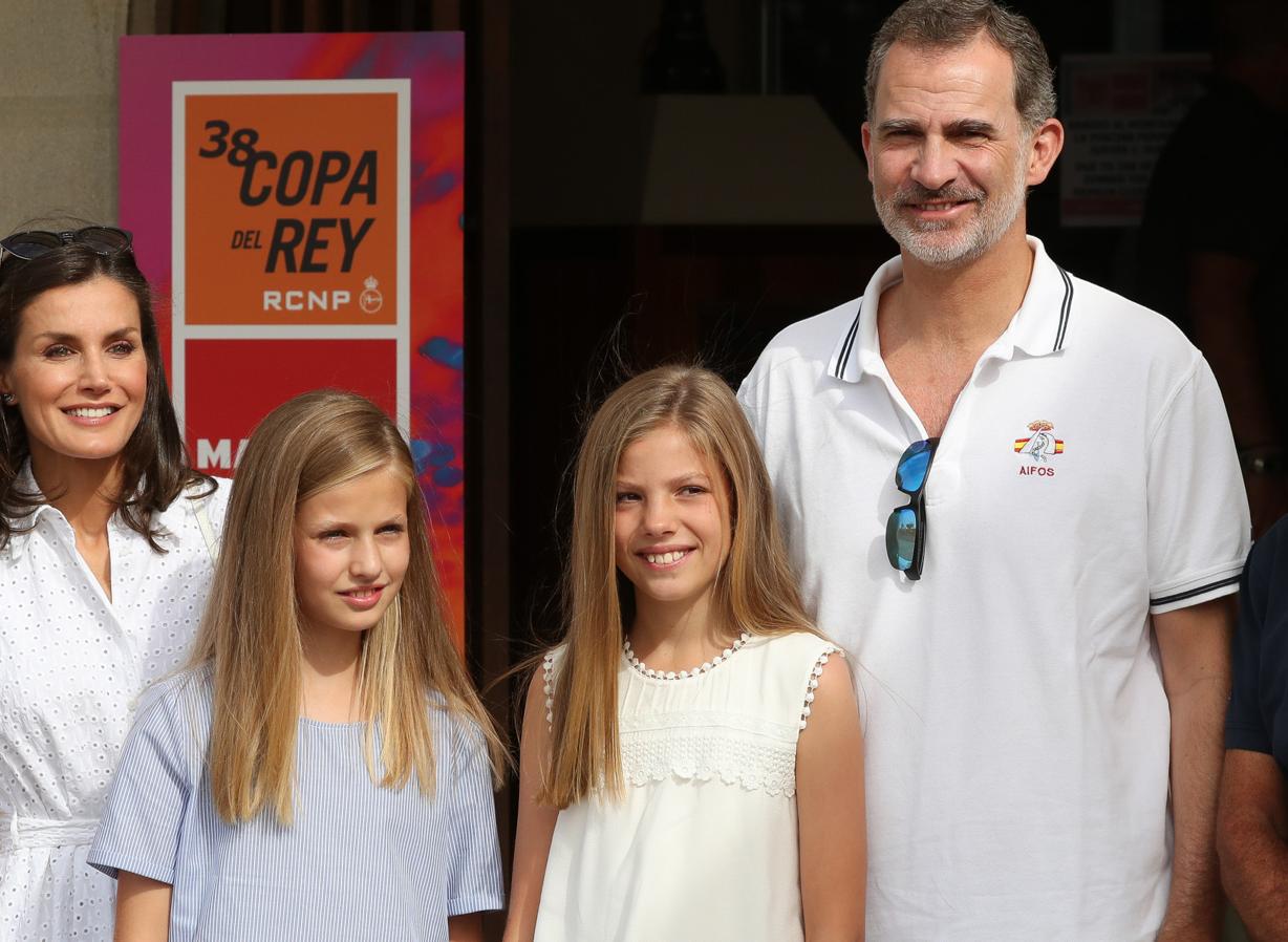 Los Reyes y sus hijas han llegado a la sede del Real Club Náutico de Palma poco después de las diez de la mañana. Los cuatro han posado sonrientes a la entrada del edificio ante los medios de comunicación