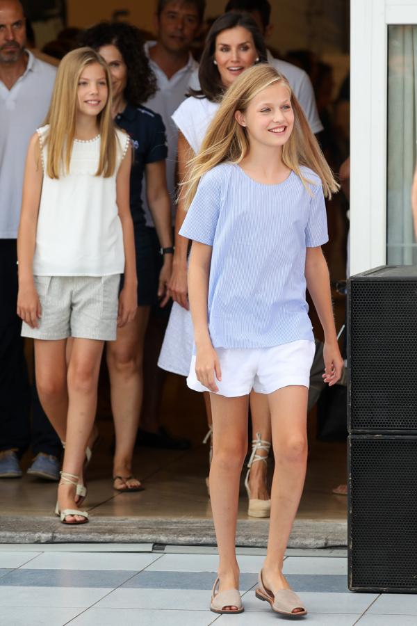 Los Reyes y sus hijas han llegado este jueves a la sede del Real Club Náutico de Palma poco después de las diez de la mañana. Los cuatro han posado sonrientes a la entrada del edificio ante los medios de comunicación