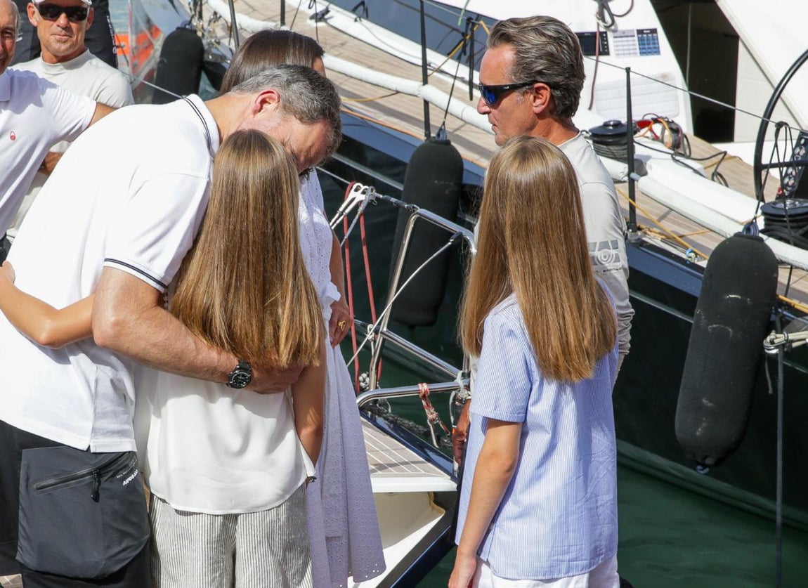 Los Reyes y sus hijas han llegado este jueves a la sede del Real Club Náutico de Palma poco después de las diez de la mañana. Los cuatro han posado sonrientes a la entrada del edificio ante los medios de comunicación