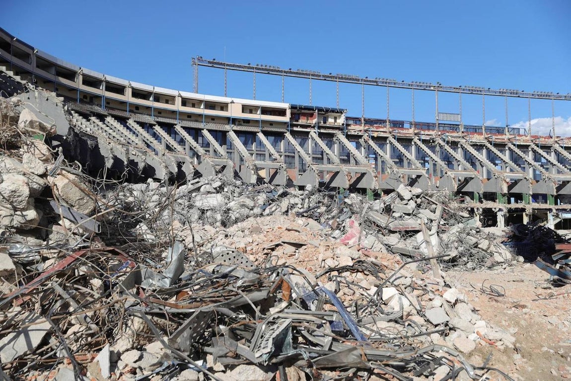 La antigua casa del Atlético ya está siendo demolida. 