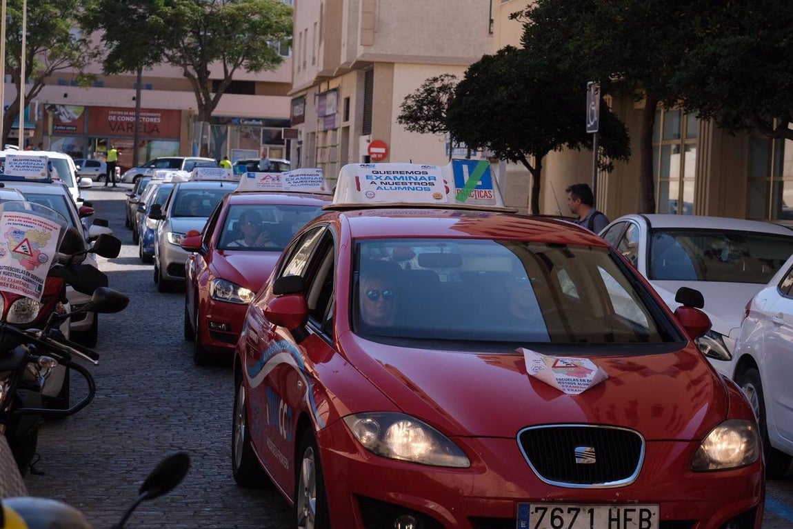 Las imágenes de la marcha de protesta de las autoescuelas de la provincia de Cádiz