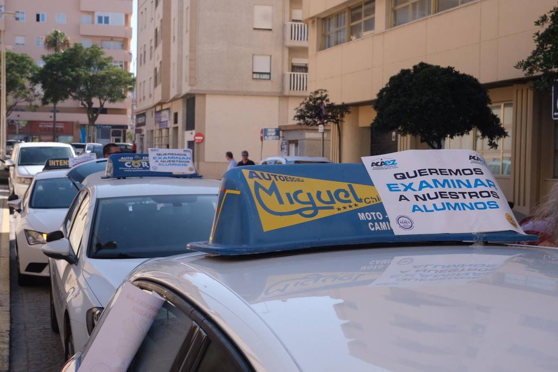 Las imágenes de la marcha de protesta de las autoescuelas de la provincia de Cádiz