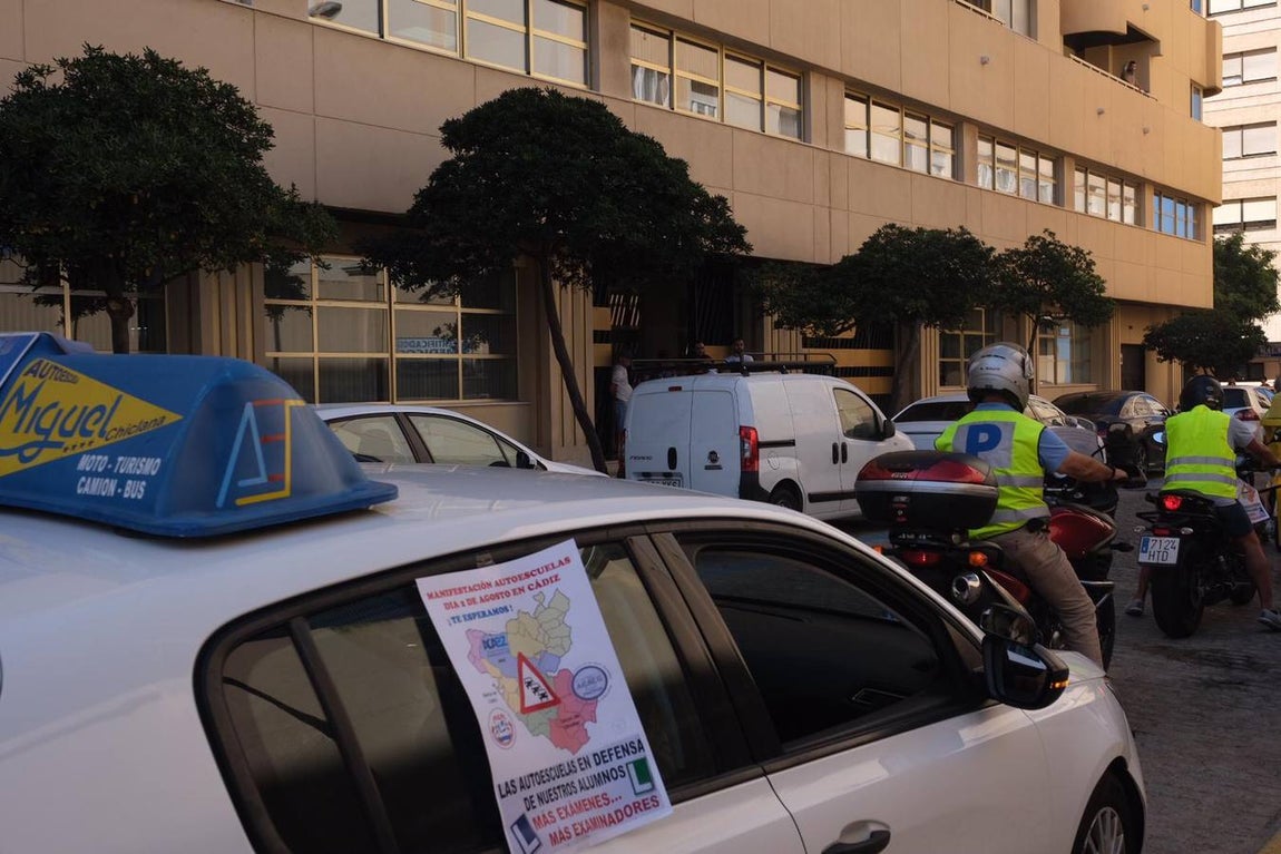Las imágenes de la marcha de protesta de las autoescuelas de la provincia de Cádiz