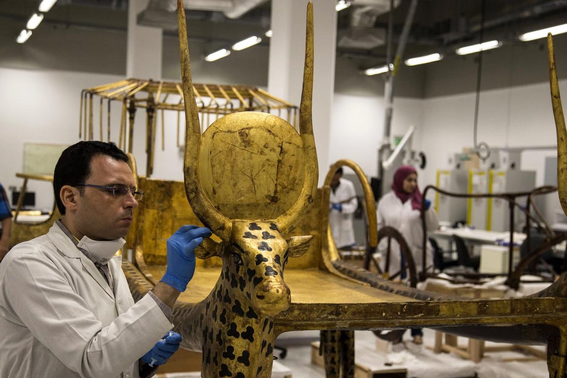 Así dan lustre al sarcófago de Tuntankamón