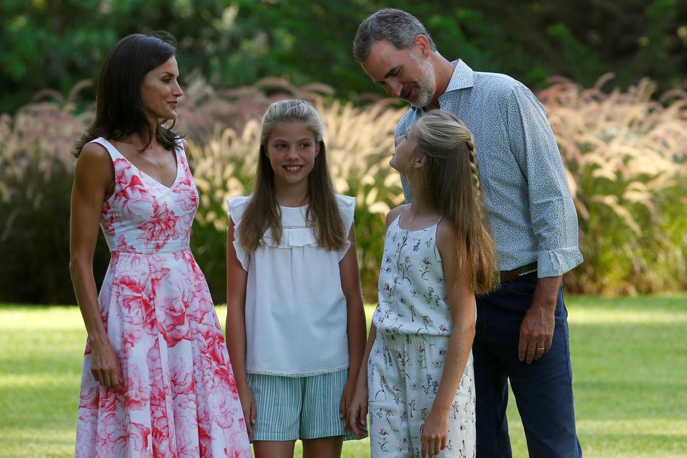 Los Reyes han ofrecido este domingo la tradicional sesión fotográfica del verano junto a sus hijas, la Princesa de Asturias y la Infanta Sofía. 